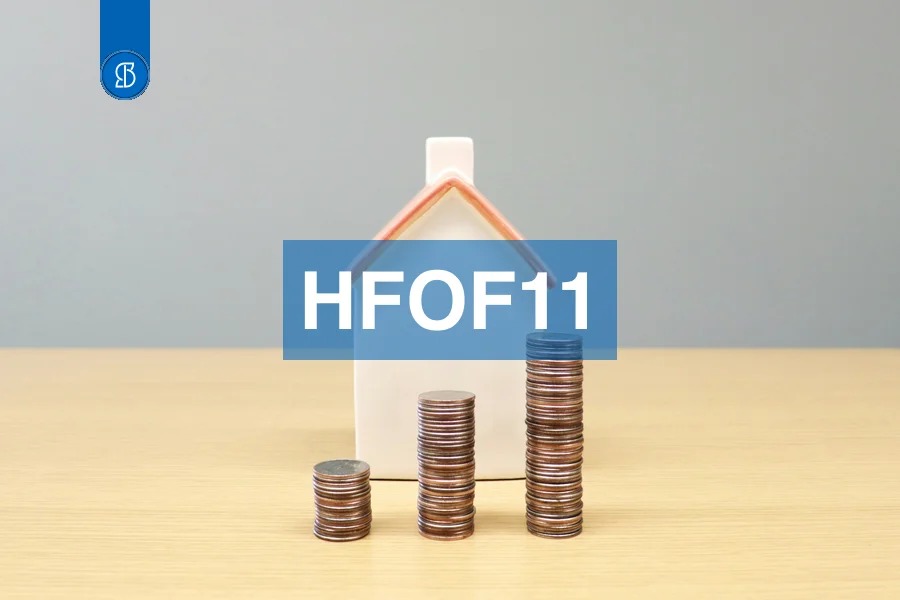 Maquete branca de casa ao lado de três pilhas crescentes de moedas, com o código HFOF11 em faixa azul ao centro