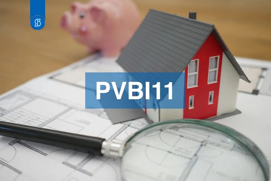 Maquete de casa sobre planta baixa, com lupa em primeiro plano, com o código PVBI11 em faixa azul ao centro