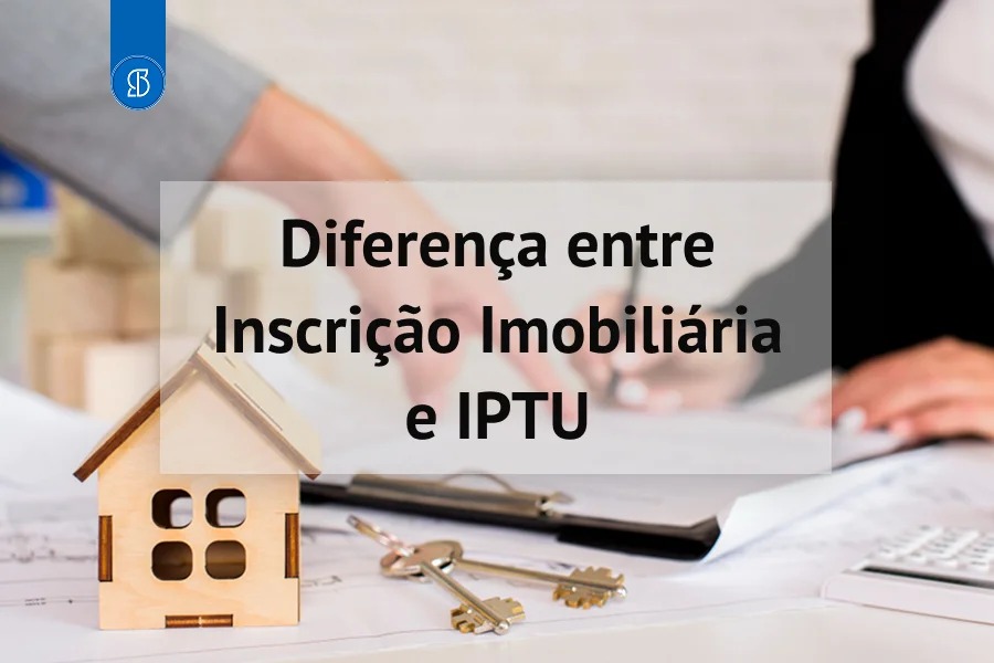 Casinha de madeira e chaves sobre documentos, com a inscrição Diferença entre Inscrição Imobiliária e IPTU