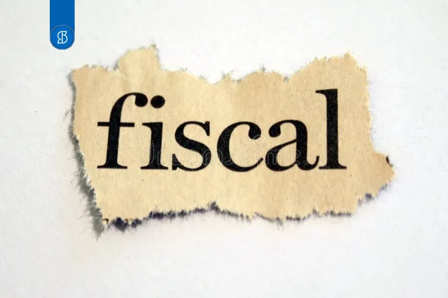 Recorte de jornal com a palavra fiscal impressa, sobre fundo branco