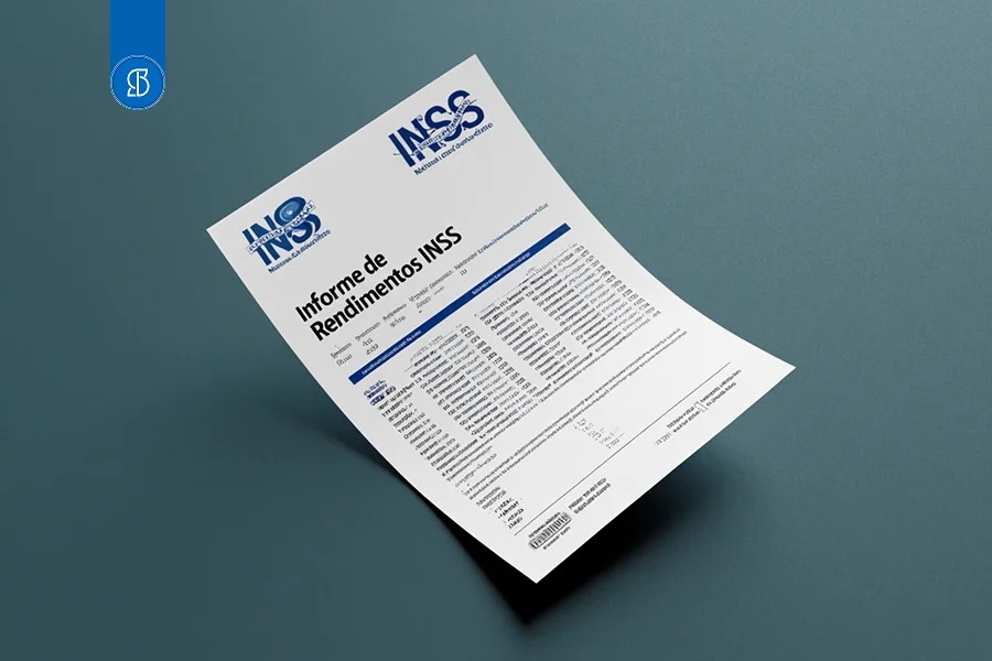 Folha do Informe de Rendimentos do INSS inclinada sobre fundo cinza-azulado