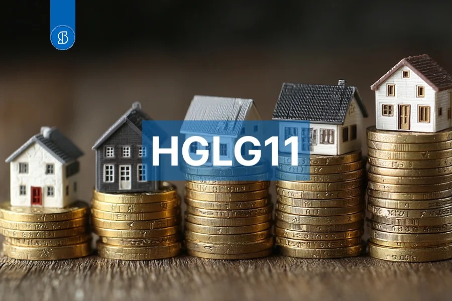 Casas em miniatura sobre pilhas crescentes de moedas, em mesa de madeira, com a sigla HGLG11