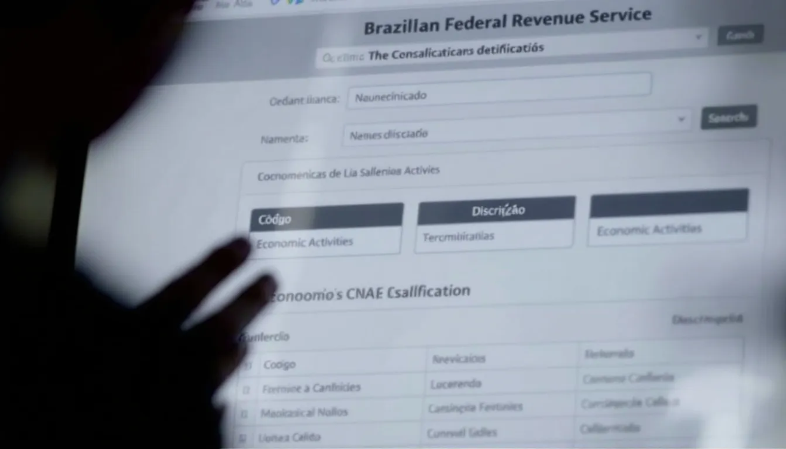 A imagem mostra uma tela de computador exibindo o sistema de consulta de CNAE da Receita Federal, onde o usuário pode acessar informações sobre códigos de serviço, atividades e tipos de empresas, facilitando o planejamento e a emissão de documentos relacionados ao imposto sobre serviços. O layout inclui campos para digitação e uma lista com os códigos e suas respectivas descrições.