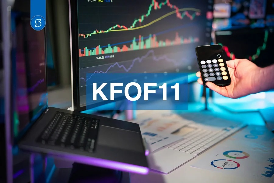 Monitor com gráfico de velas e mão segurando celular na calculadora, com o código KFOF11 em faixa azul ao centro
