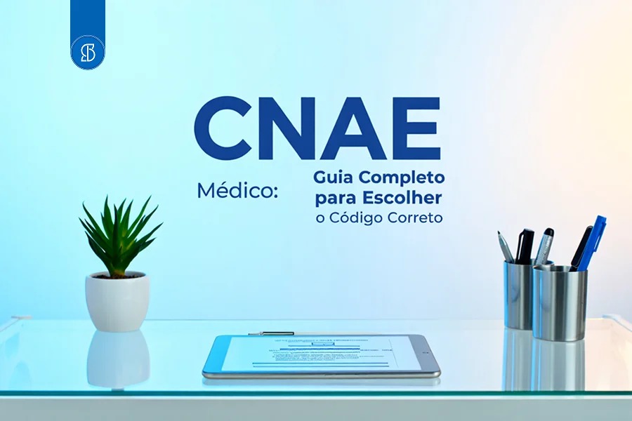 Mesa clara com tablet, vaso e porta-canetas, sob o título CNAE Médico