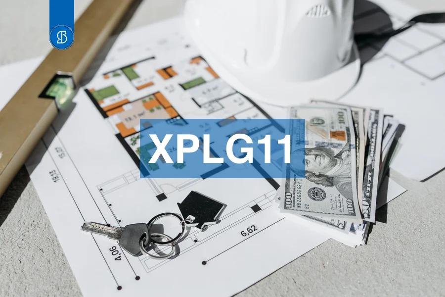Planta baixa de imóvel com capacete de obra, chaves e notas de dólar, com o código XPLG11 em faixa azul ao centro
