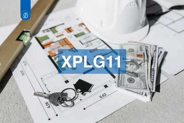 Planta baixa de imóvel com capacete de obra, chaves e notas de dólar, com o código XPLG11 em faixa azul ao centro