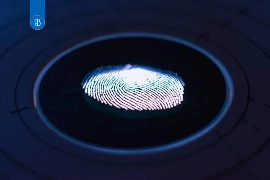 Impressão digital luminosa sobre um sensor circular escuro