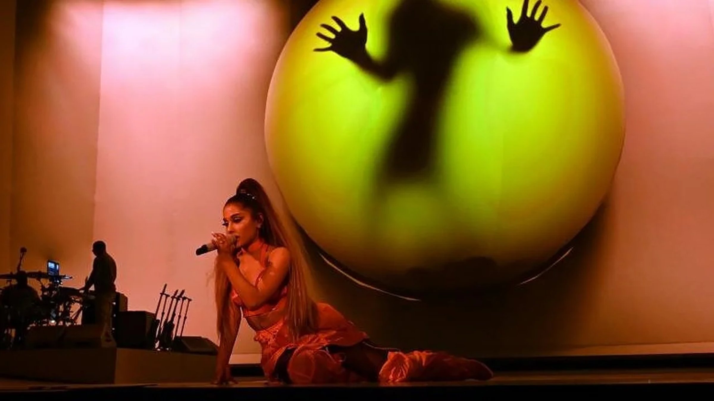 Ariana Grande Sweetener Tour, image 5