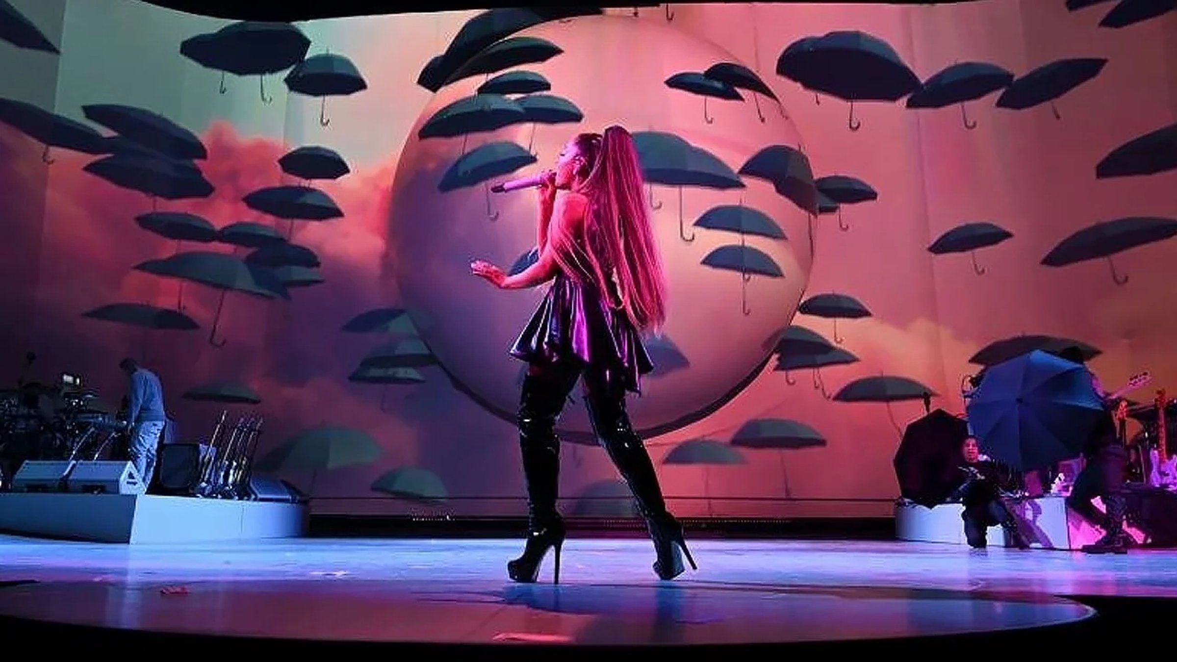 Ariana Grande Sweetener Tour, image 2