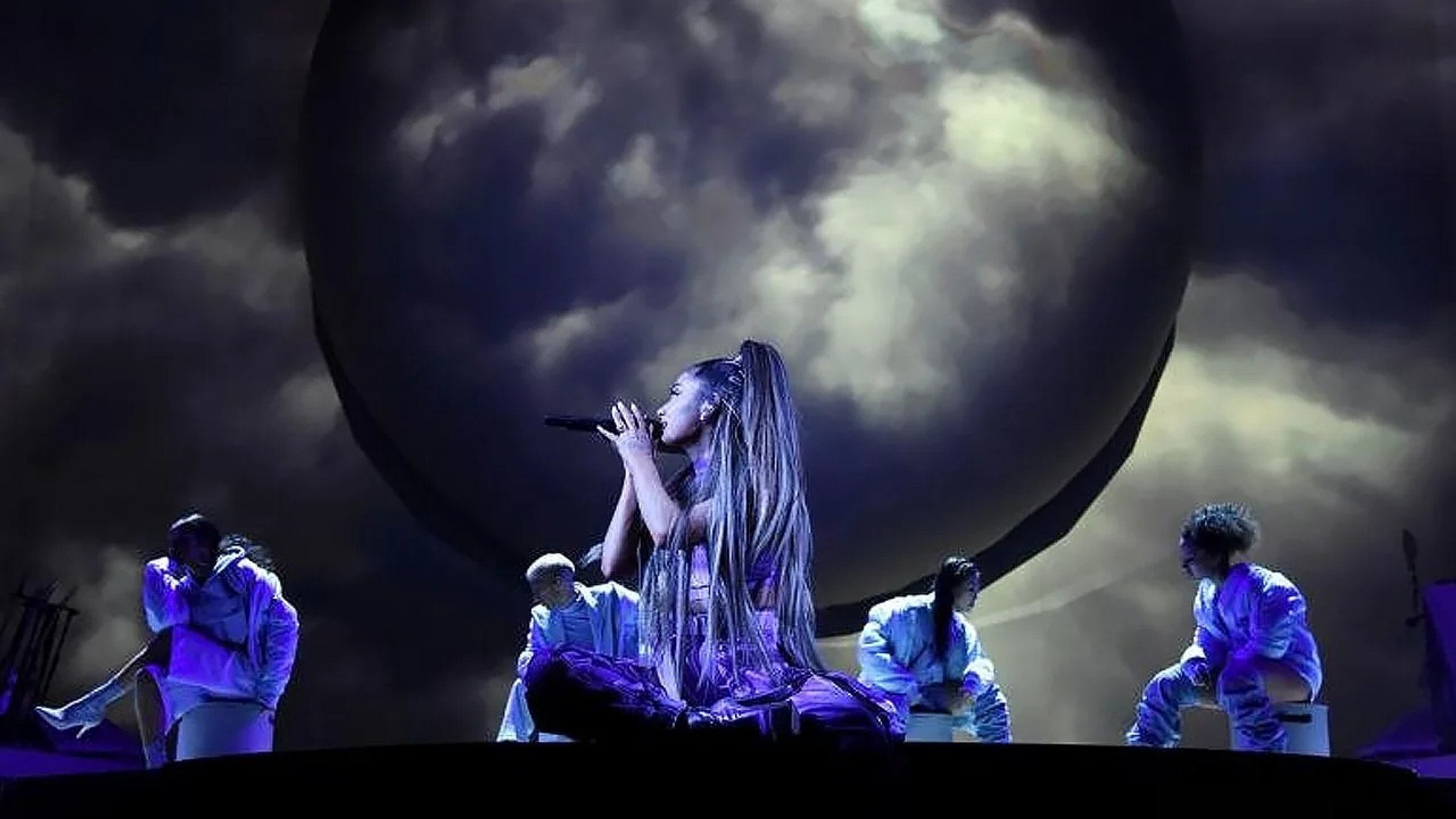 Ariana Grande Sweetener Tour, image 7