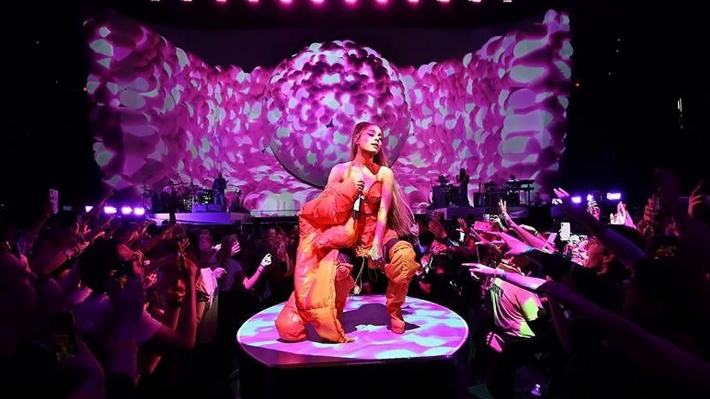 Ariana Grande Sweetener Tour, image 1