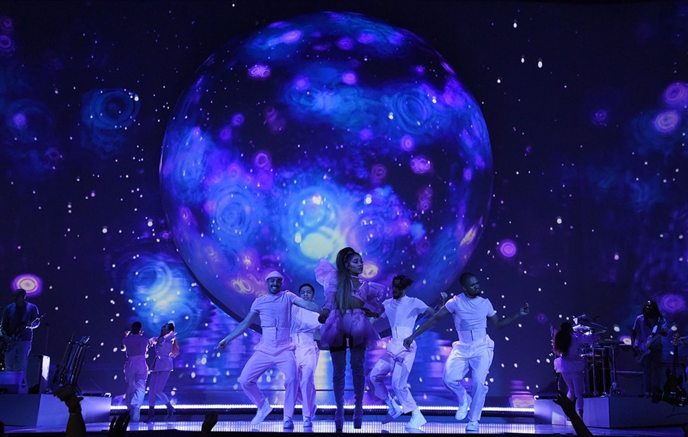Ariana Grande Sweetener Tour, image 13
