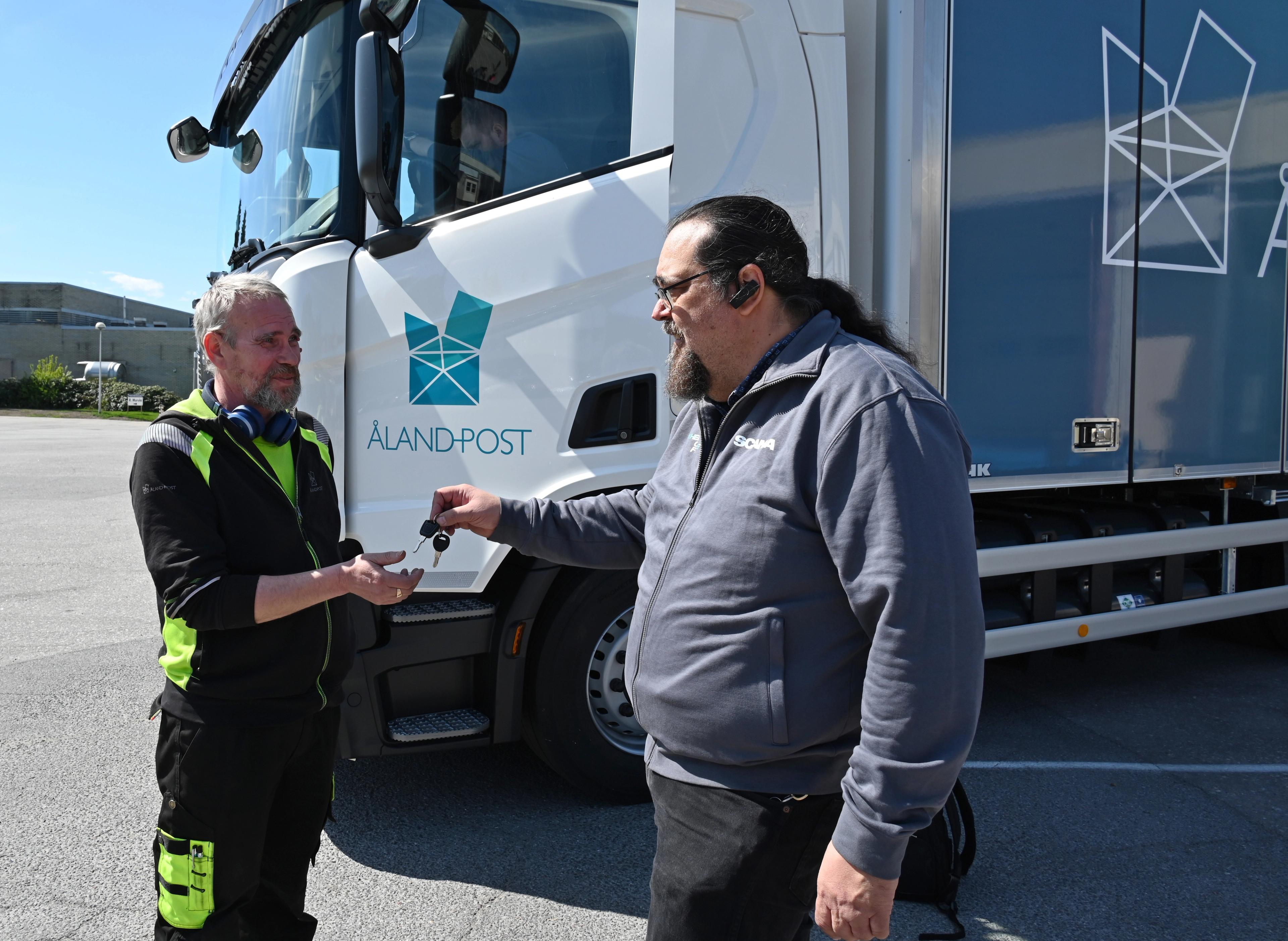 Nycklar till Åland Post gaslastbil överlämnas till chaufför.