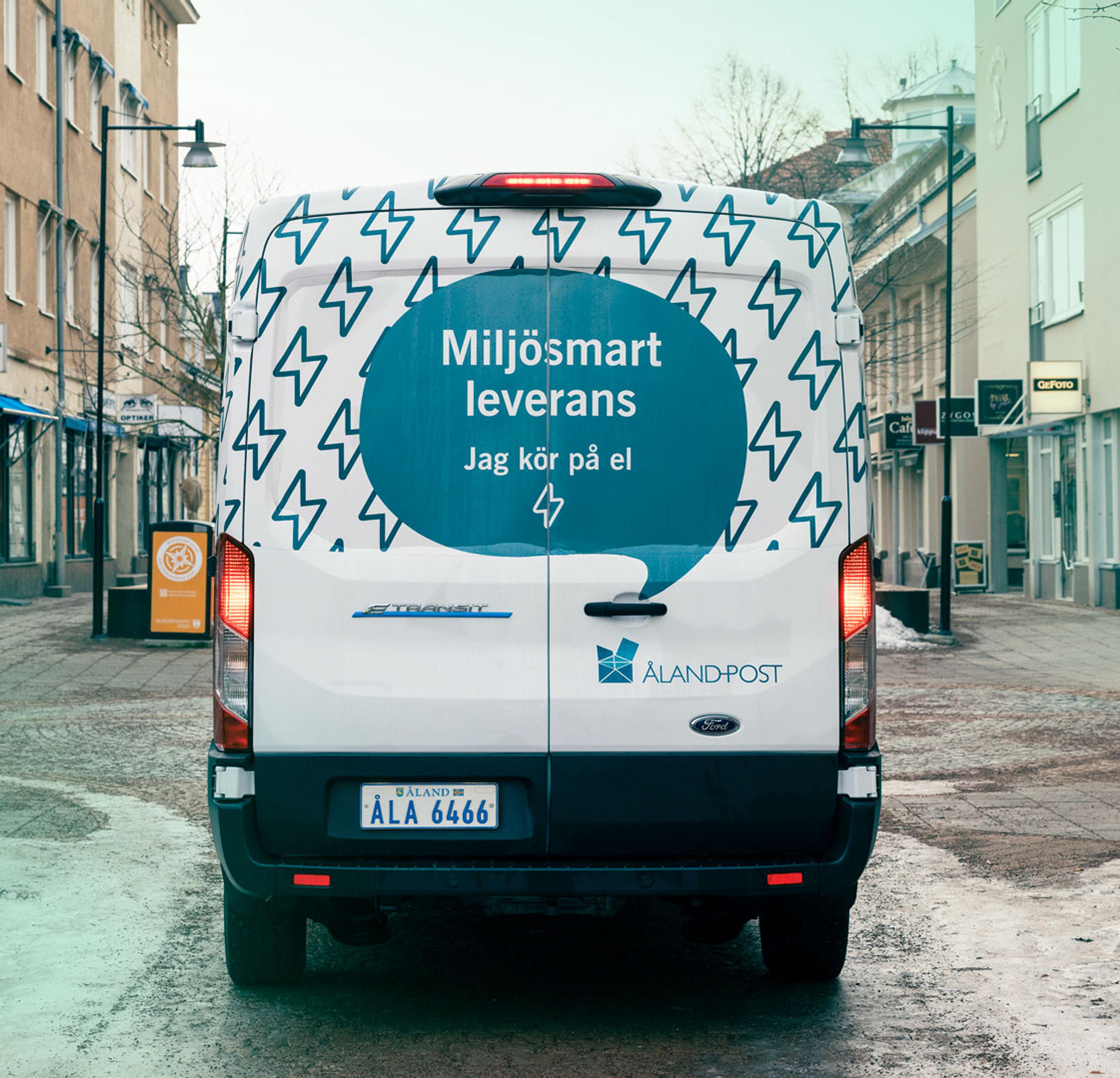 Elpaket bild med blixtar på och texten miljösmart leverans