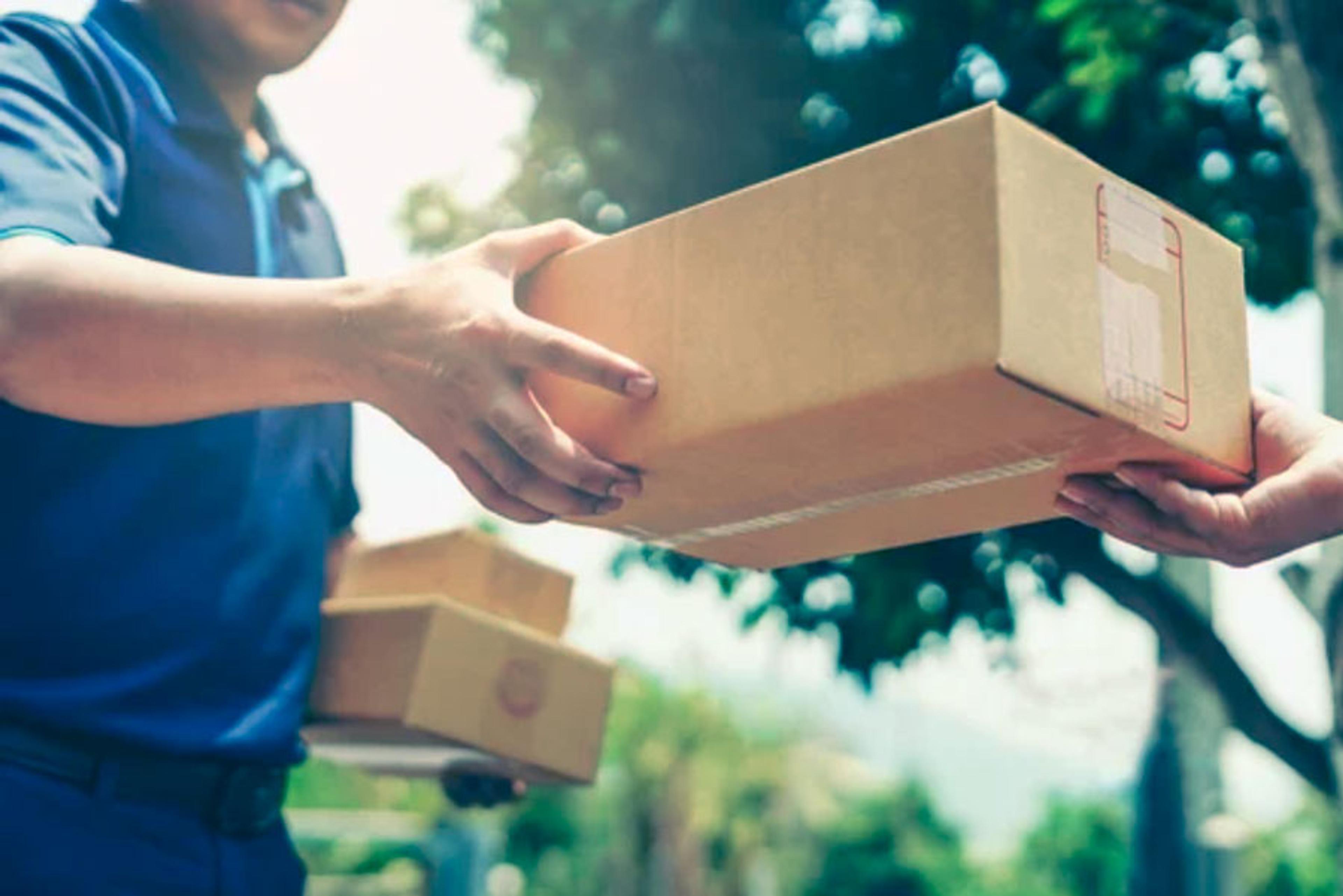 hand som överlämnar paket