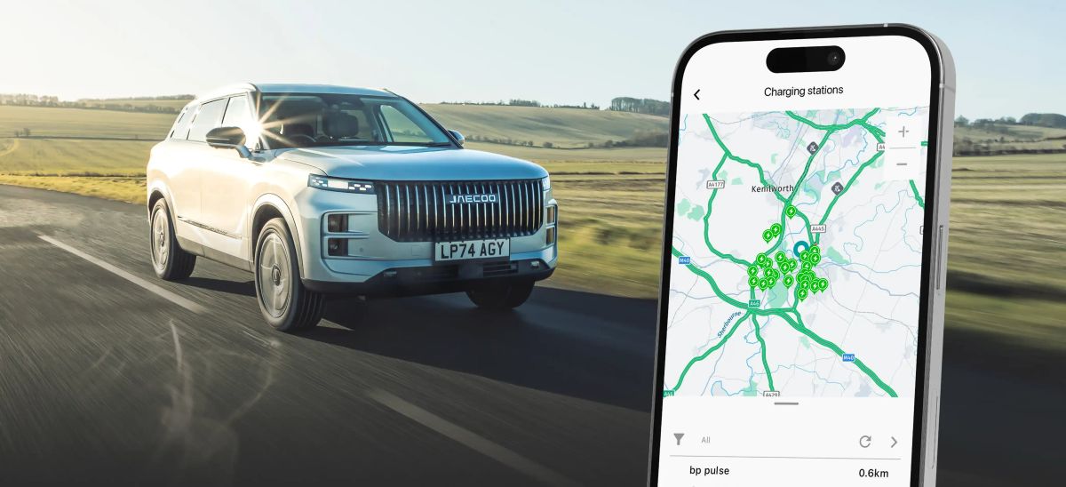 JAECOO SUV on the road with the app's charging station map on a phone