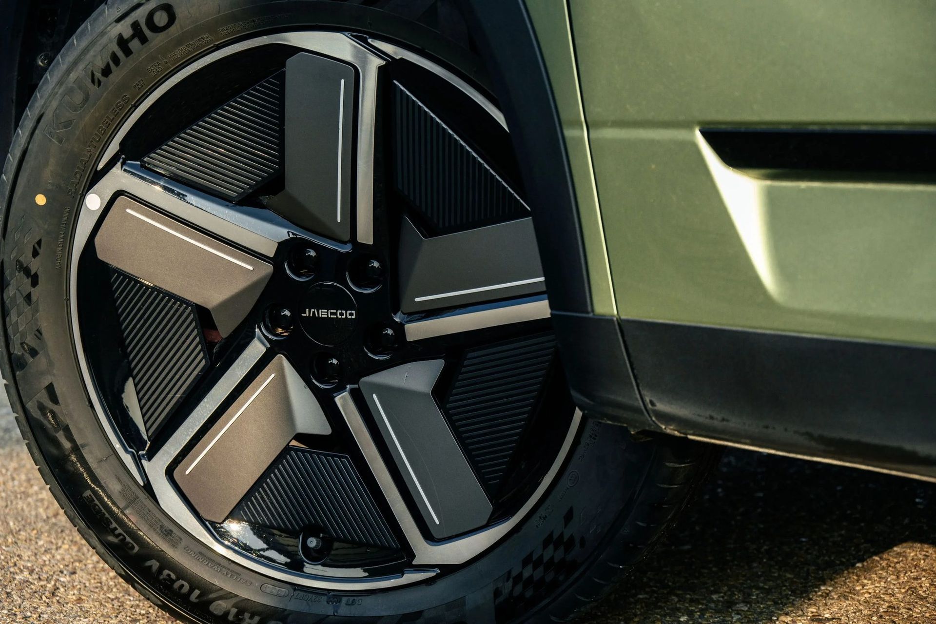 Close-up of a JAECOO alloy wheel