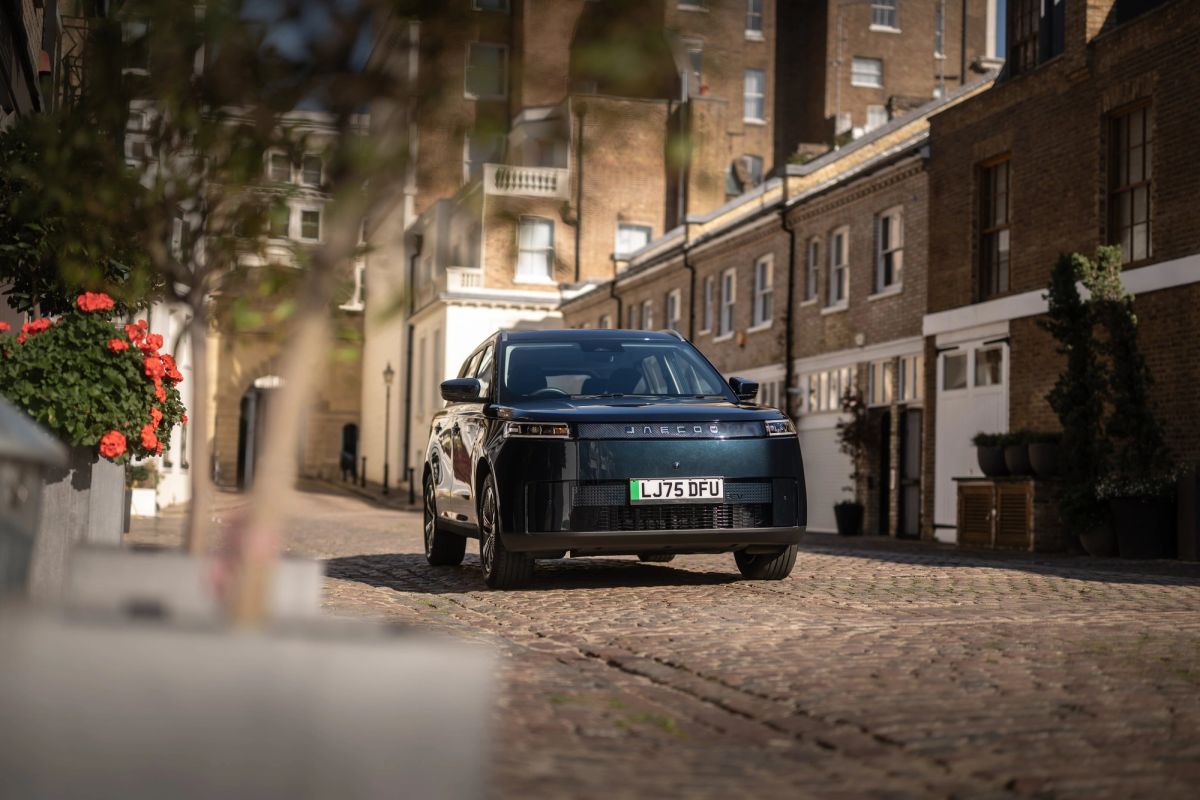 A dark green JAECOO E5 parked on a cobbled mews street