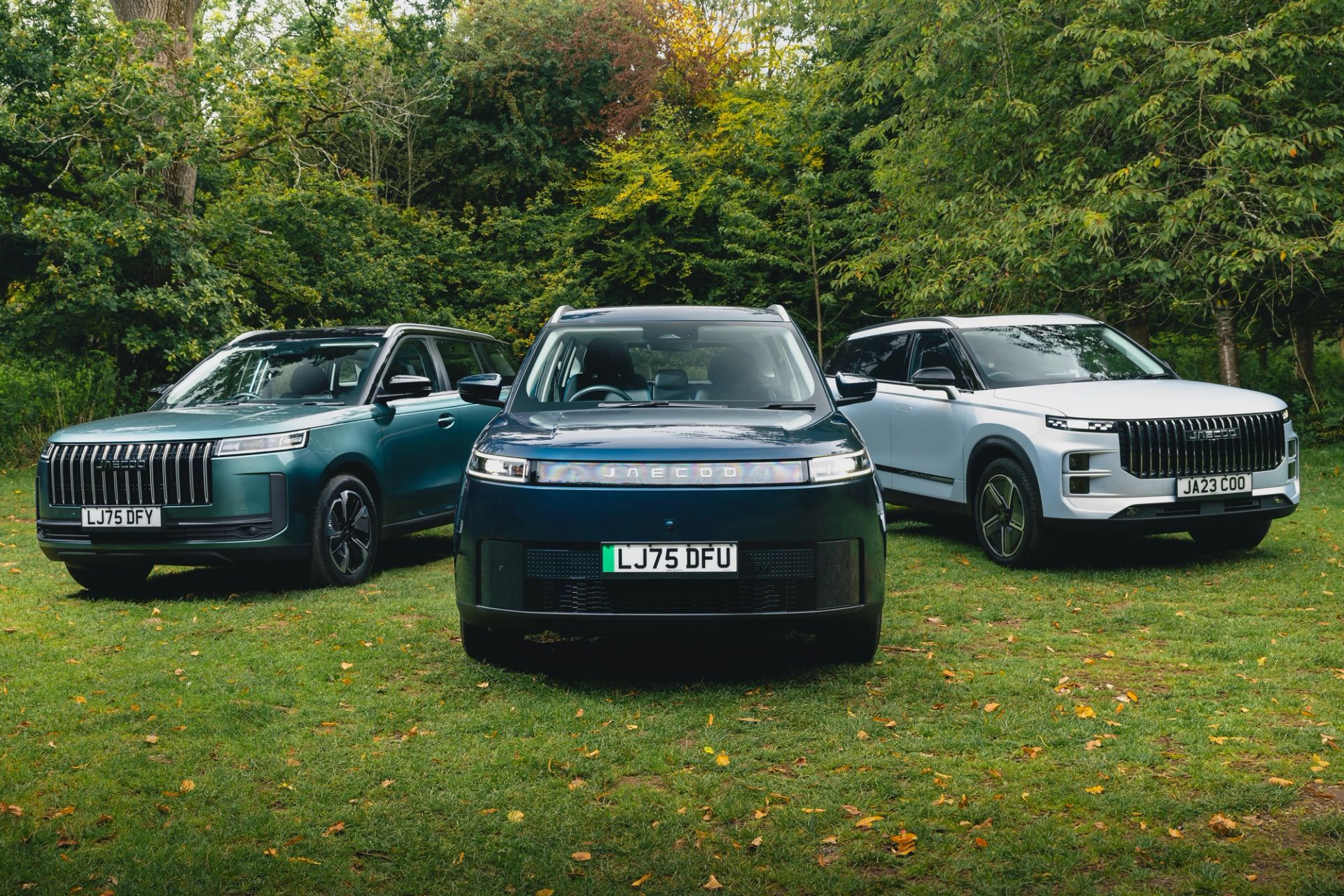 JAECOO 5, JAECOO E5 and JAECOO 7 SHS parked together in woodland