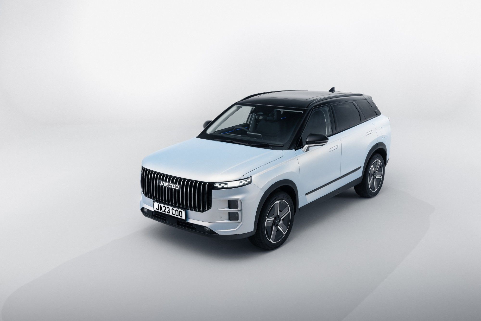 JAECOO 7 in two-tone white with black roof, aerial studio view