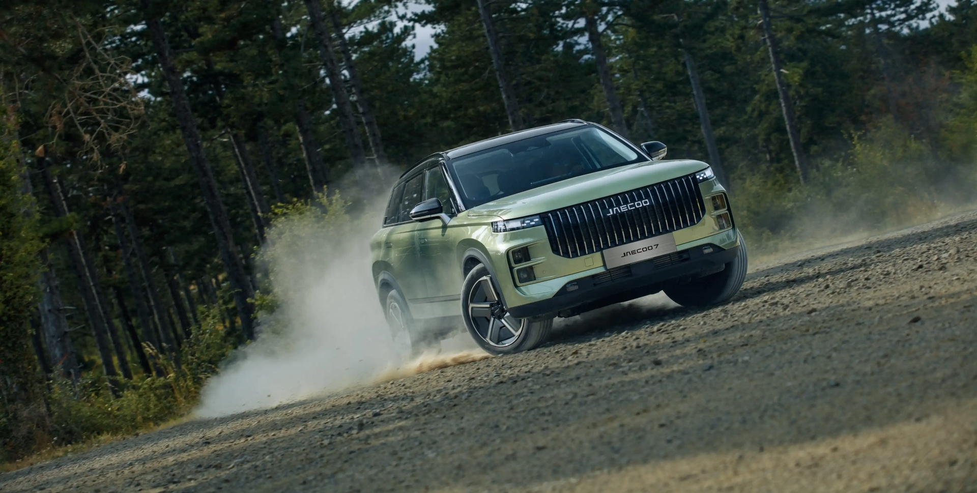 A JAECOO 7 driving along a gravel forest road