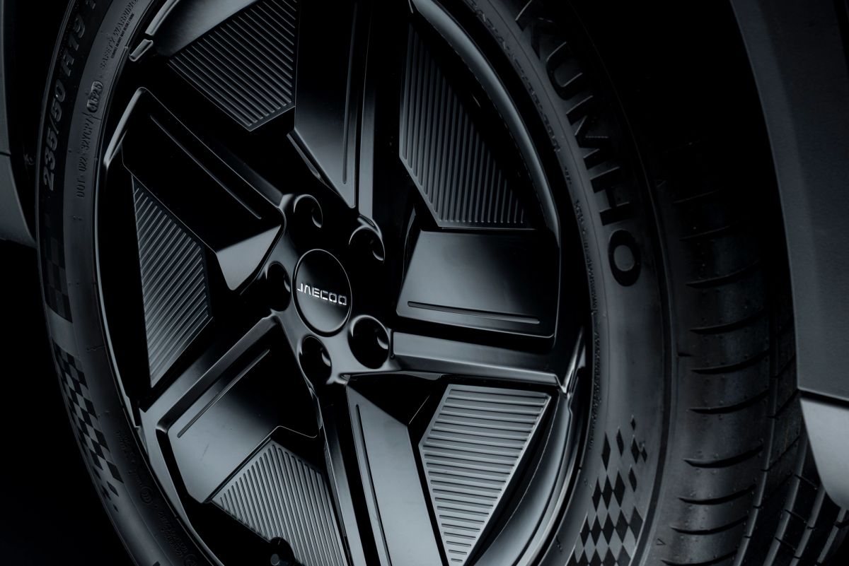 19-inch gloss black alloy wheel