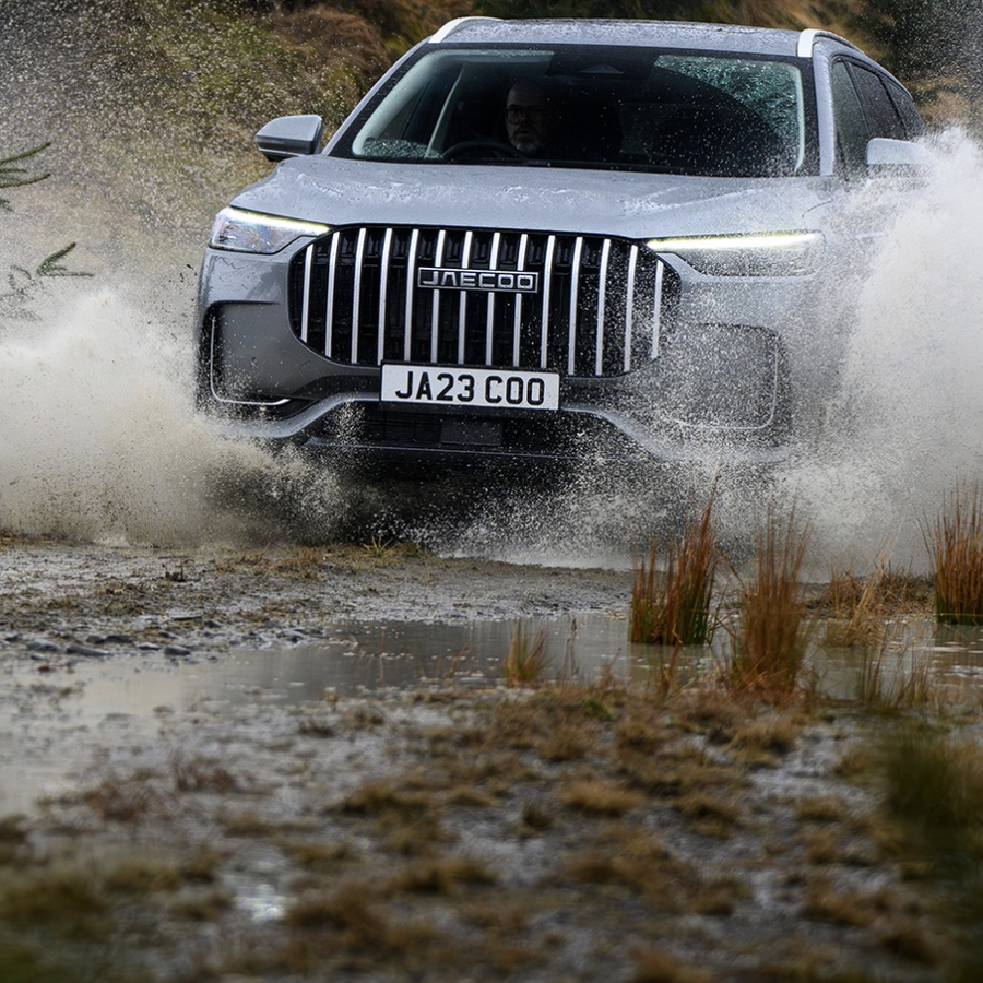 JAECOO 7 powering through mud and spray