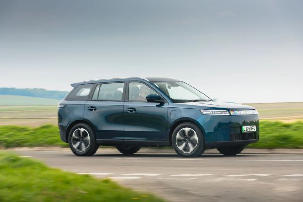 JAECOO 5 EV driving on a country road