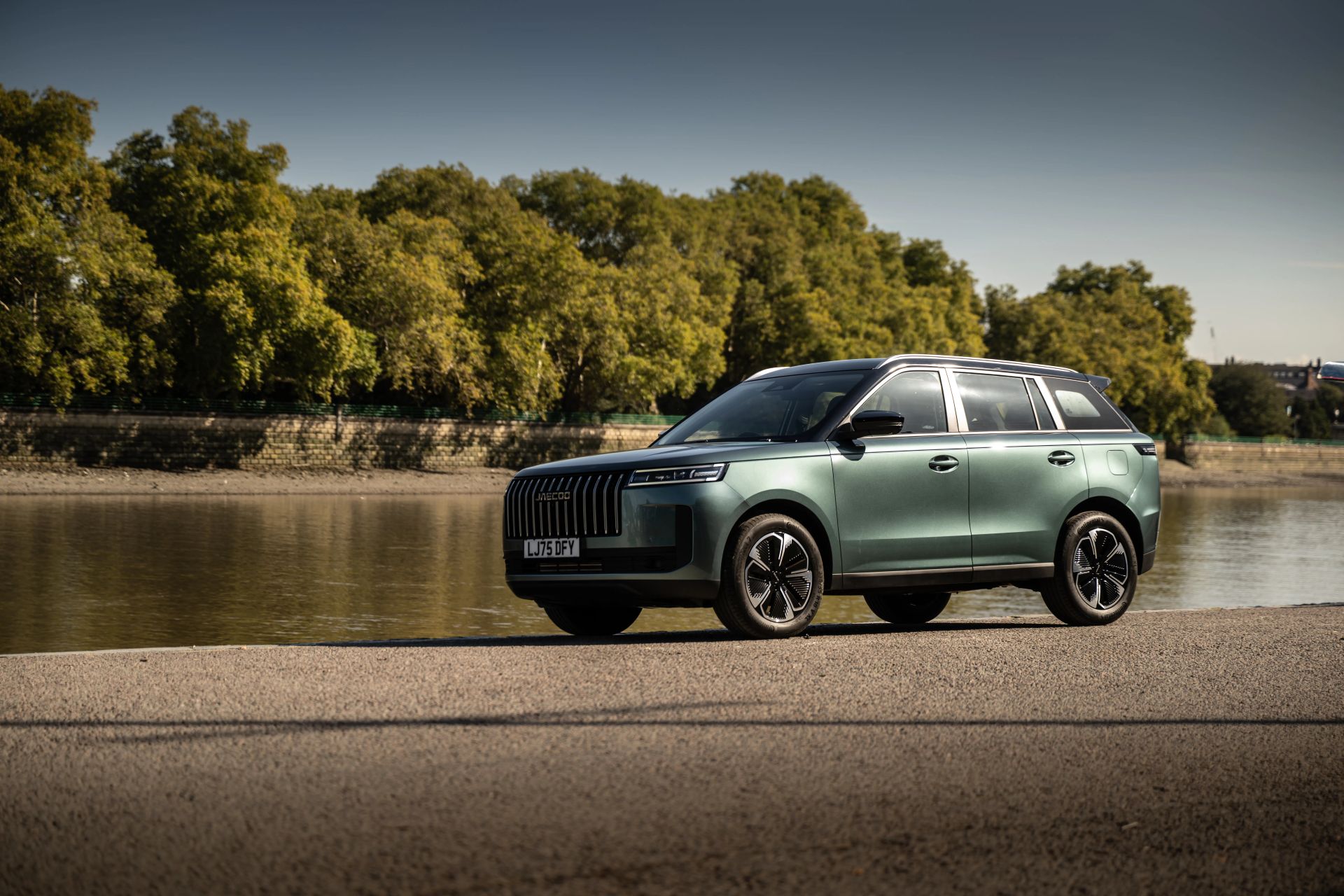 JAECOO 8 in green parked by a riverside