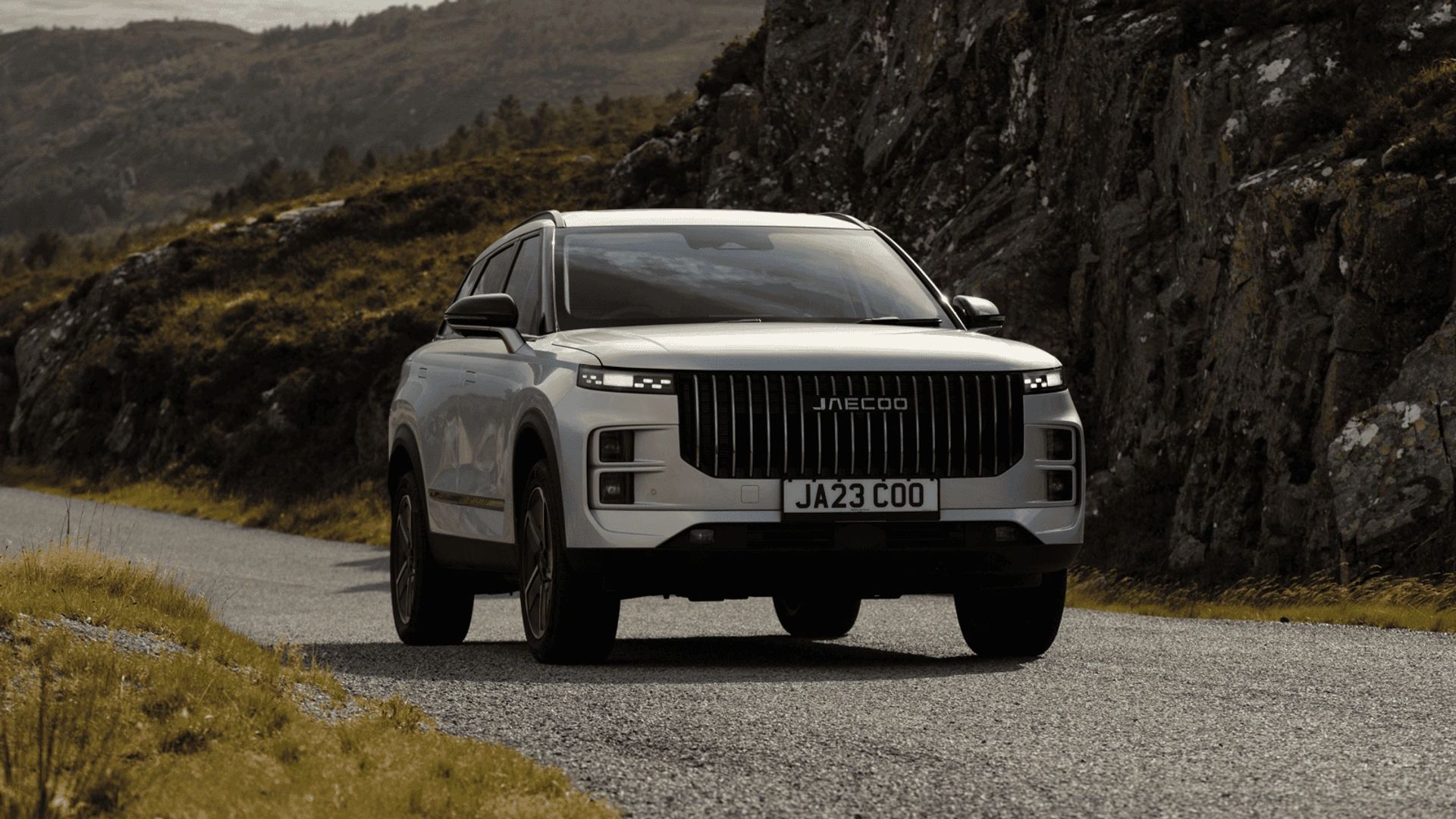 A JAECOO 7 on a mountain road