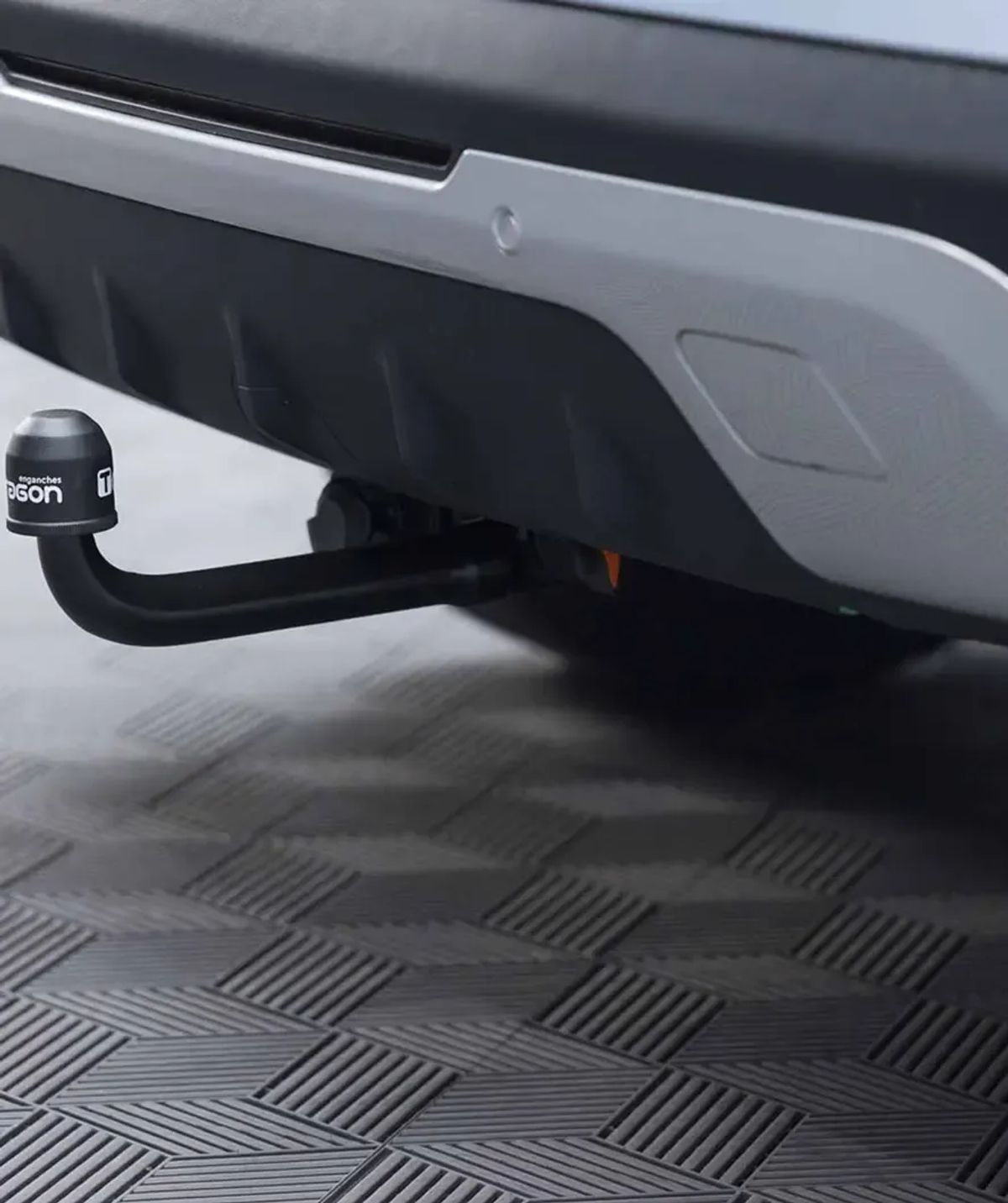 Close-up of the swan-neck towbar and tow ball beneath the JAECOO 7 rear bumper