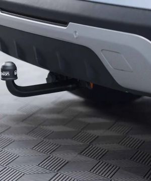 Close-up of the swan-neck towbar and tow ball beneath the JAECOO 7 rear bumper