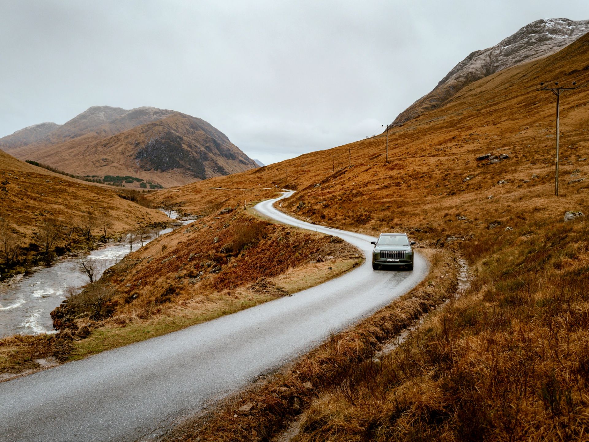 A JAECOO 5 on a winding glen road