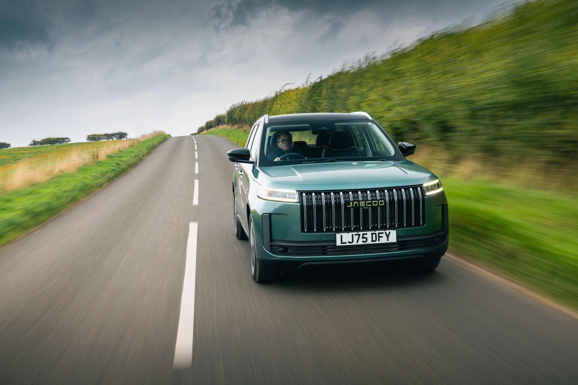 JAECOO 8 in green driving on a country road