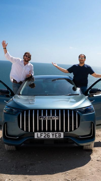 Some journeys demand power. We drove the JAECOO 8 SHS-P through three of Britain’s oldest mysteries: Stonehenge, the Cerne Abbas Giant, and Durdle Door, with a historian and his fellow adventurer along for the ride.
