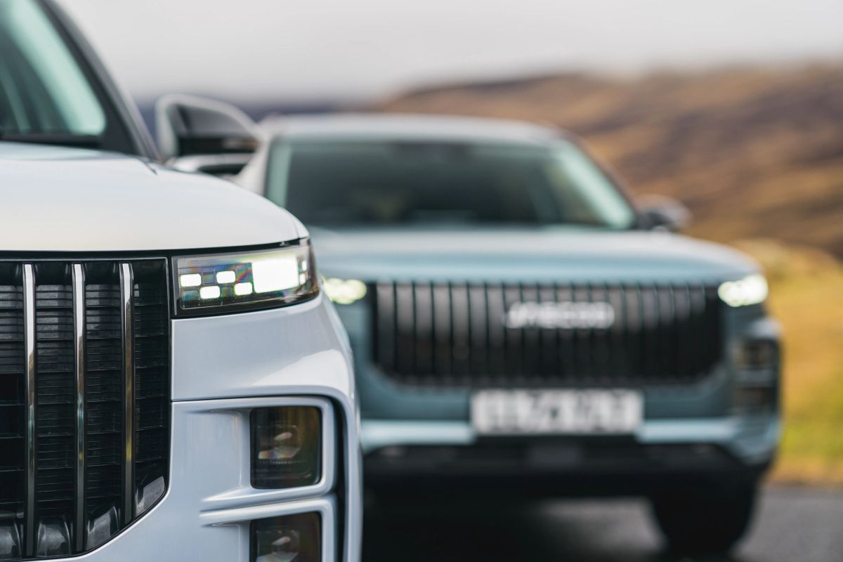 Two JAECOO SUVs face on, headlight detail in focus