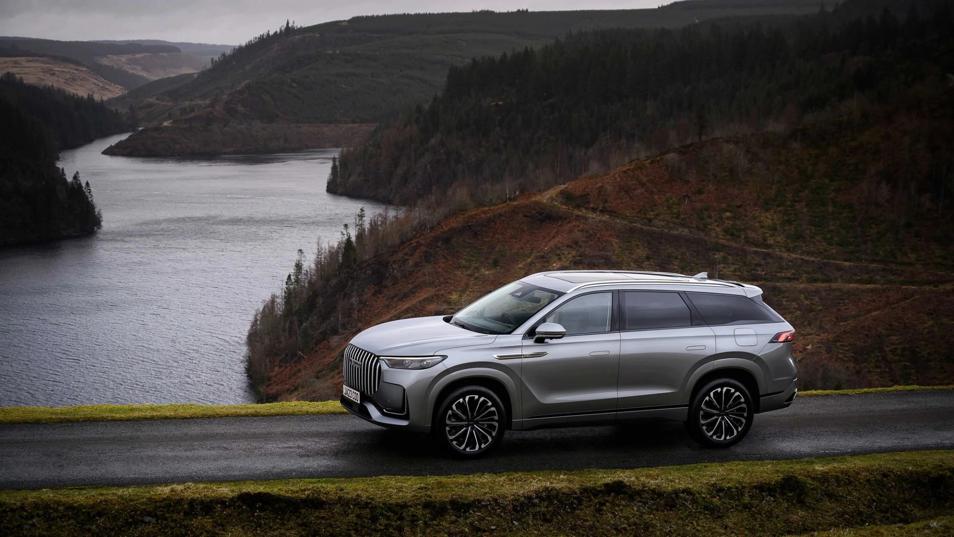 A silver JAECOO 8 beside a reservoir