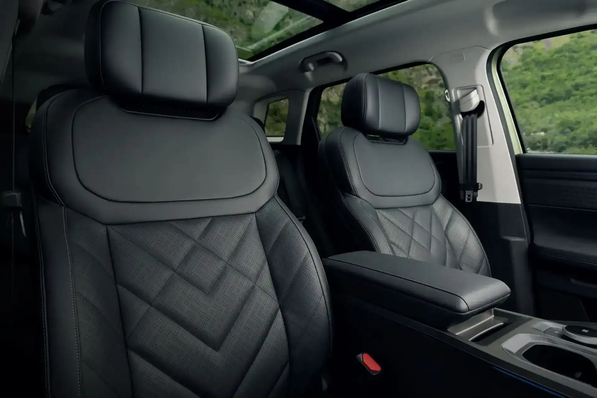 Quilted leather front seats and panoramic roof inside a JAECOO SUV