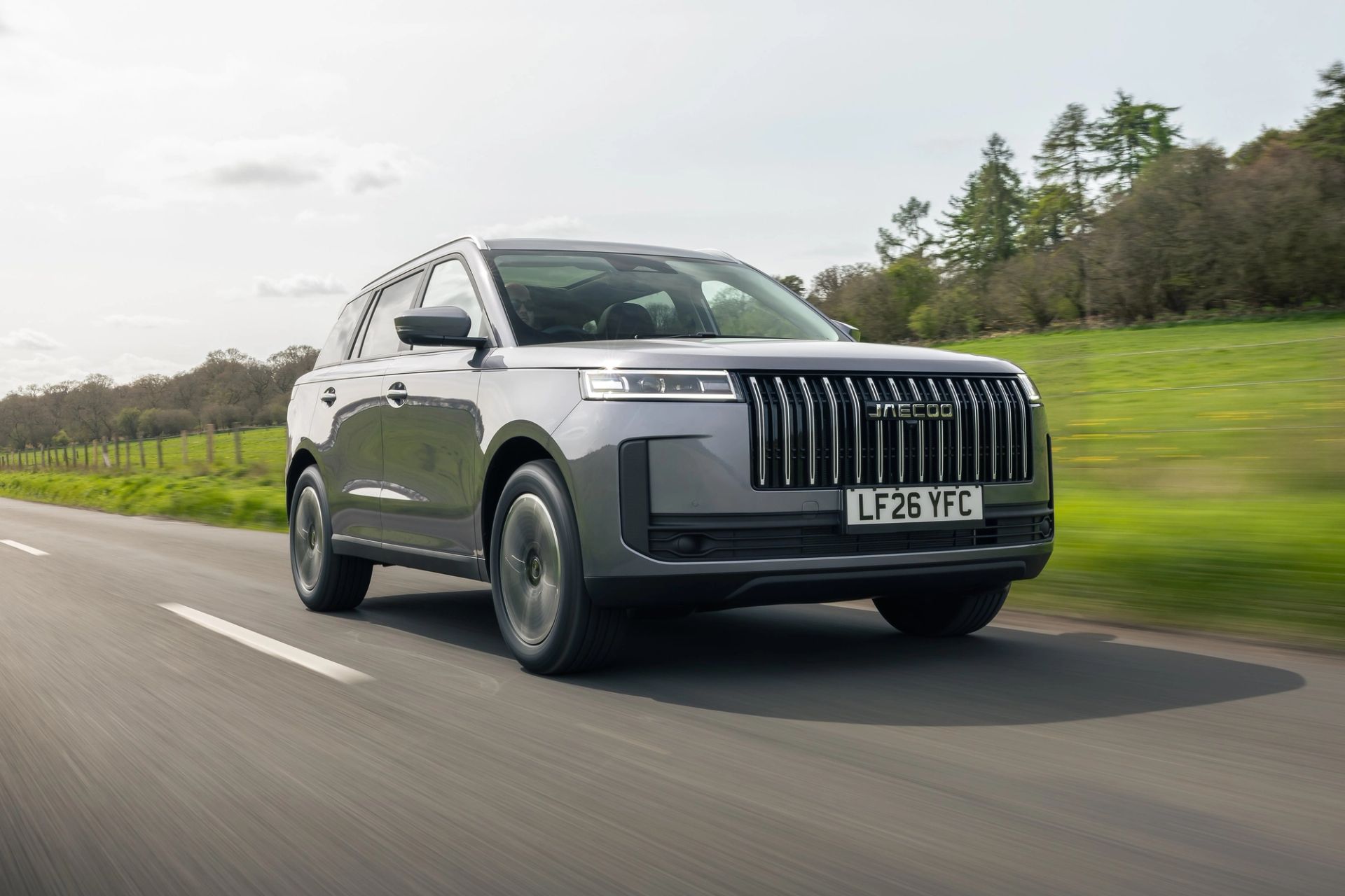 A grey JAECOO 5 SHS-H driving on a country road