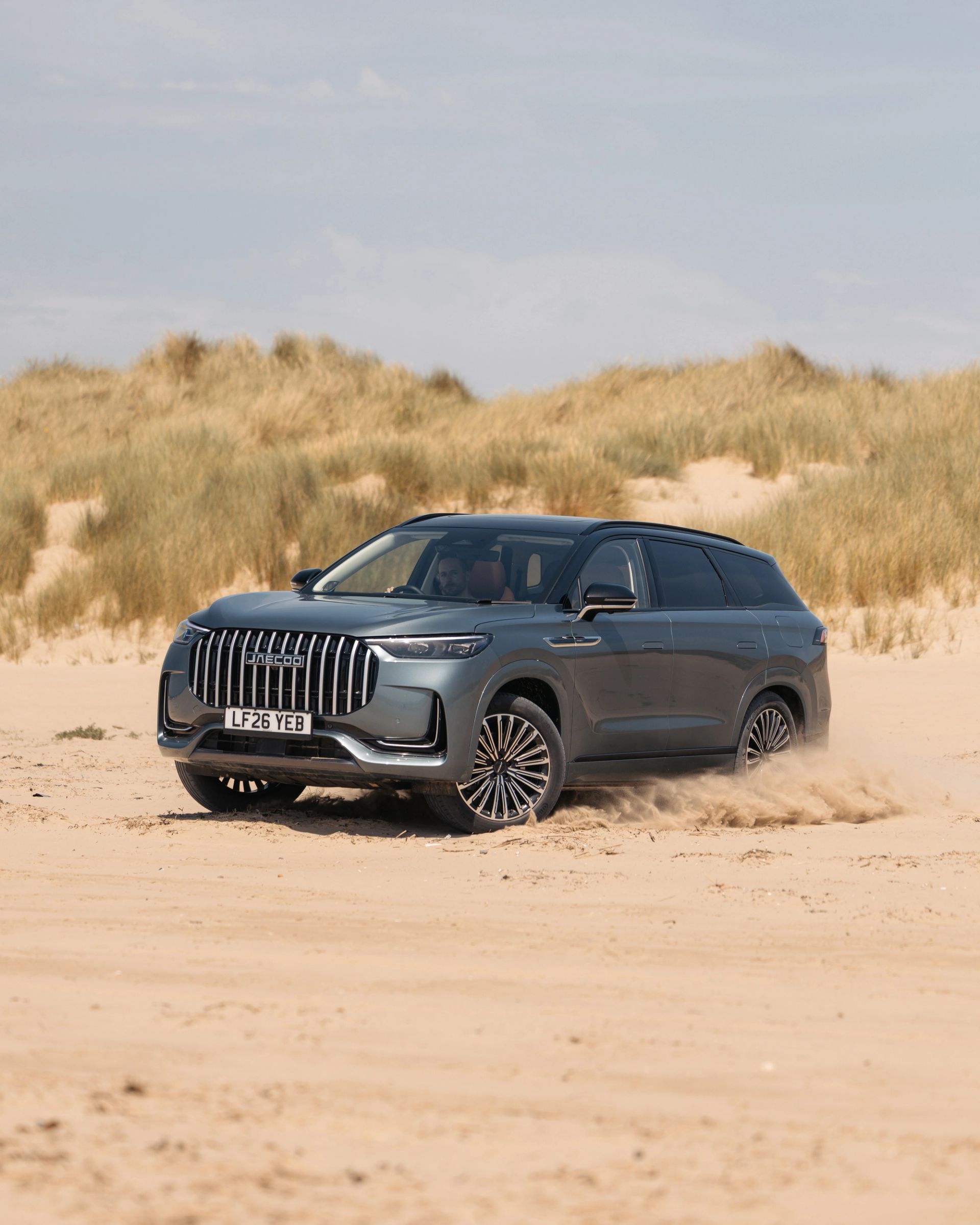 JAECOO 8 driving across sand dunes