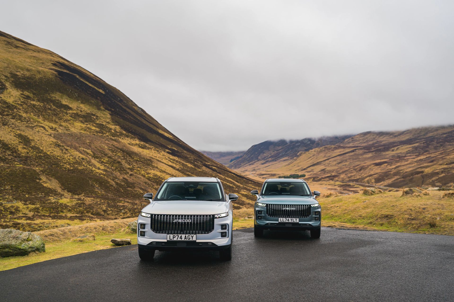 Two JAECOO 7s in the countryside