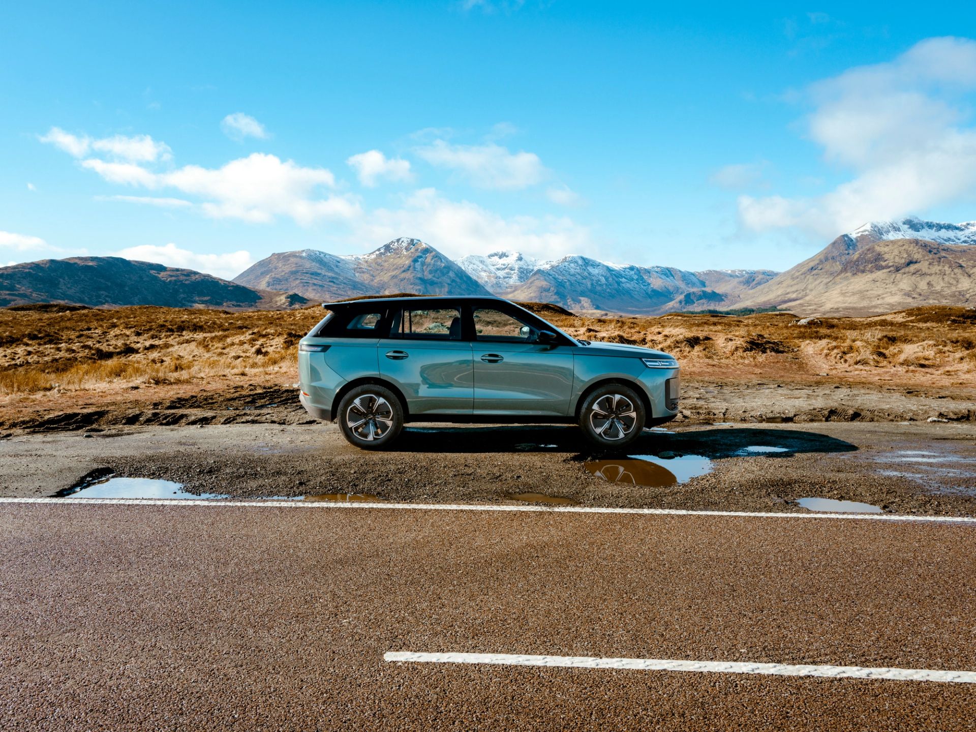 A sage green JAECOO 5 parked on a Highland road