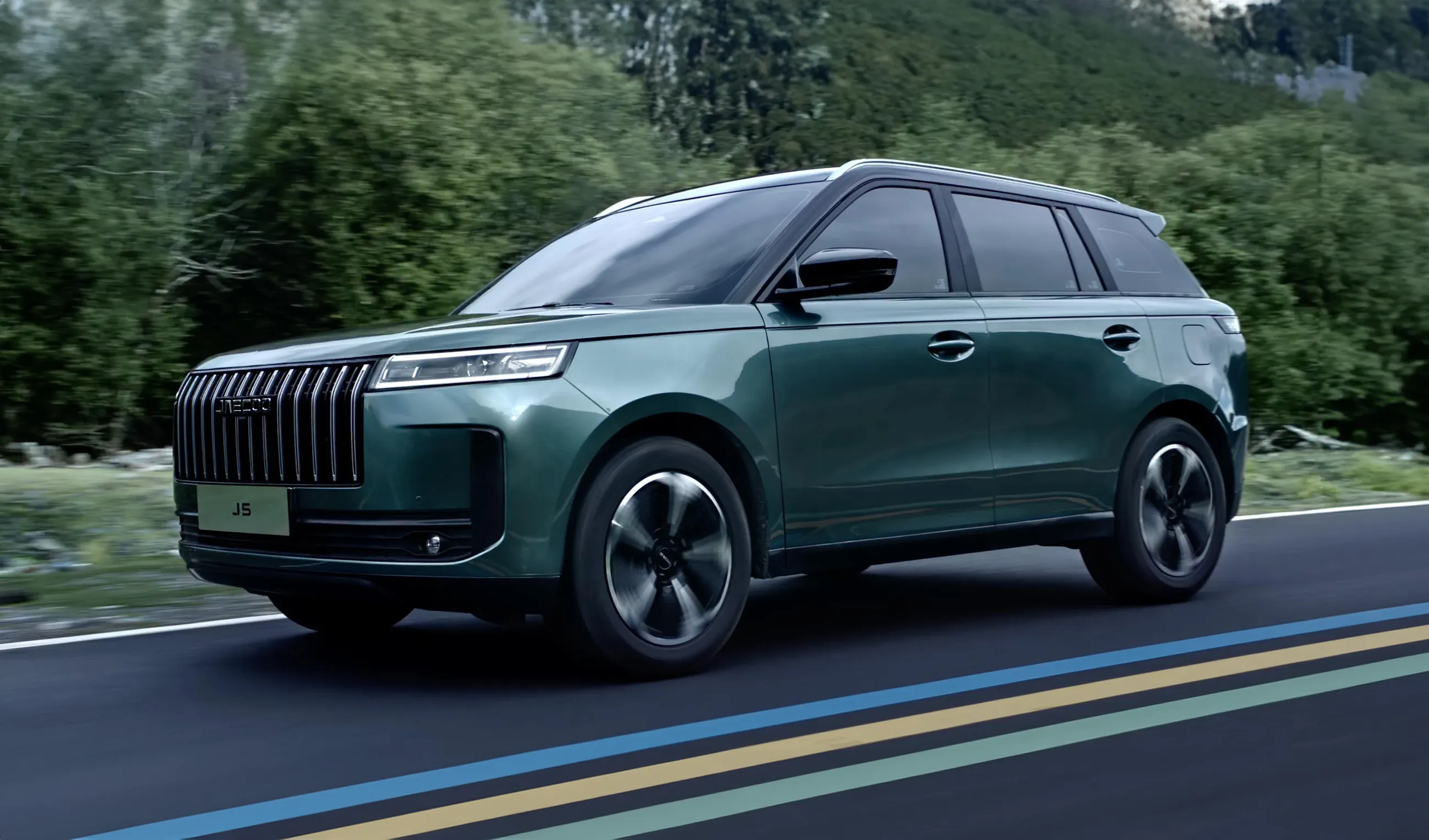 JAECOO 8 in green driving through forested hills