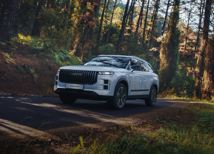 A JAECOO 7 on a forest road