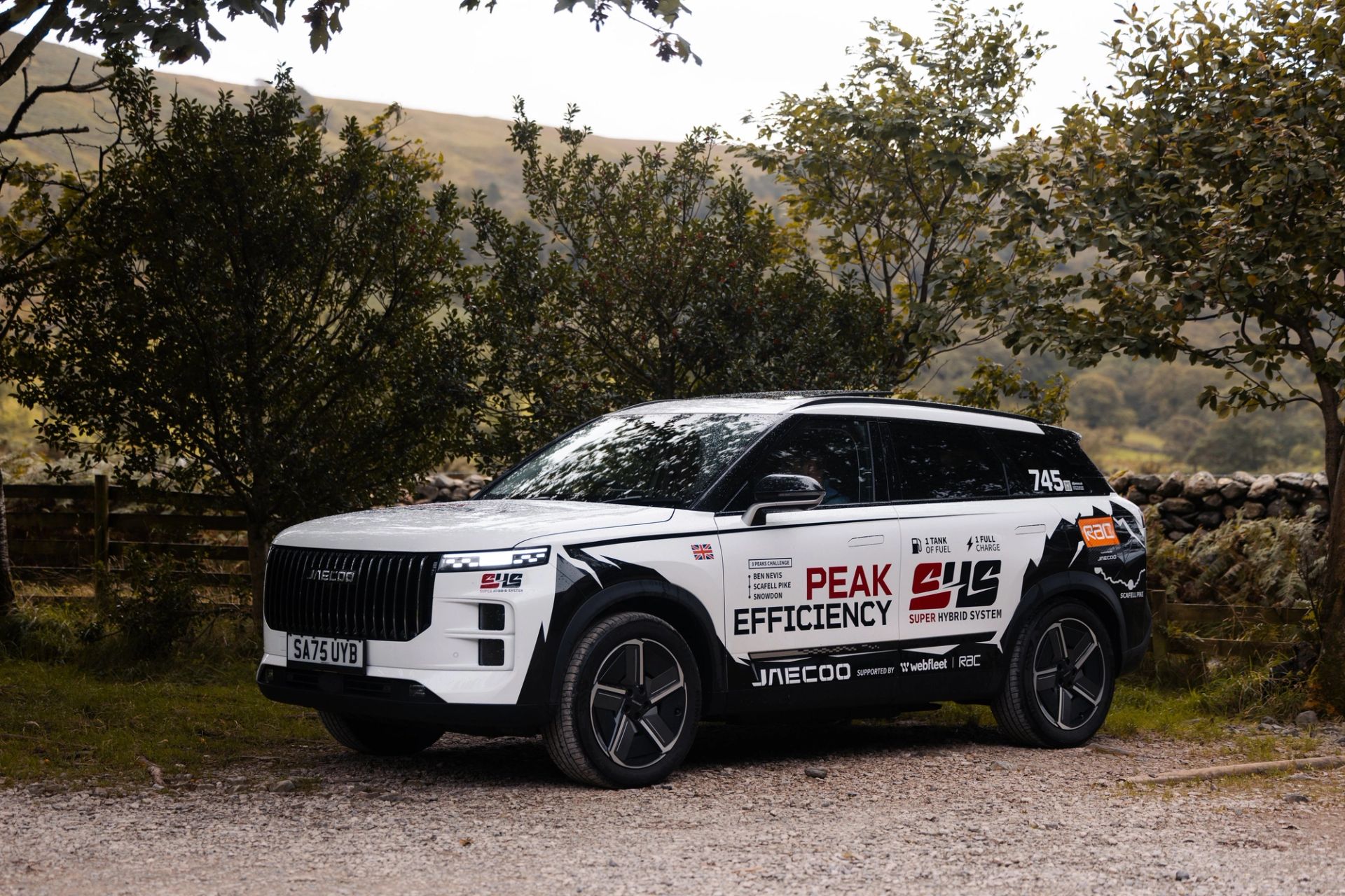 JAECOO 7 SHS-P on a mountain road during the Three Peaks record attempt