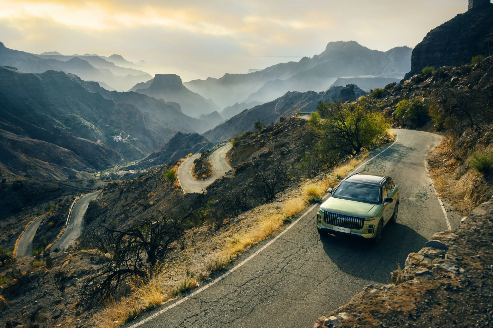 JAECOO driving on a mountain road