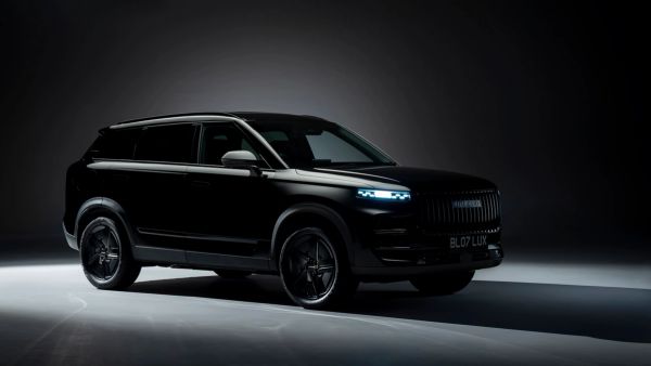 JAECOO 7 SHS-P Black Luxury studio front three-quarter view