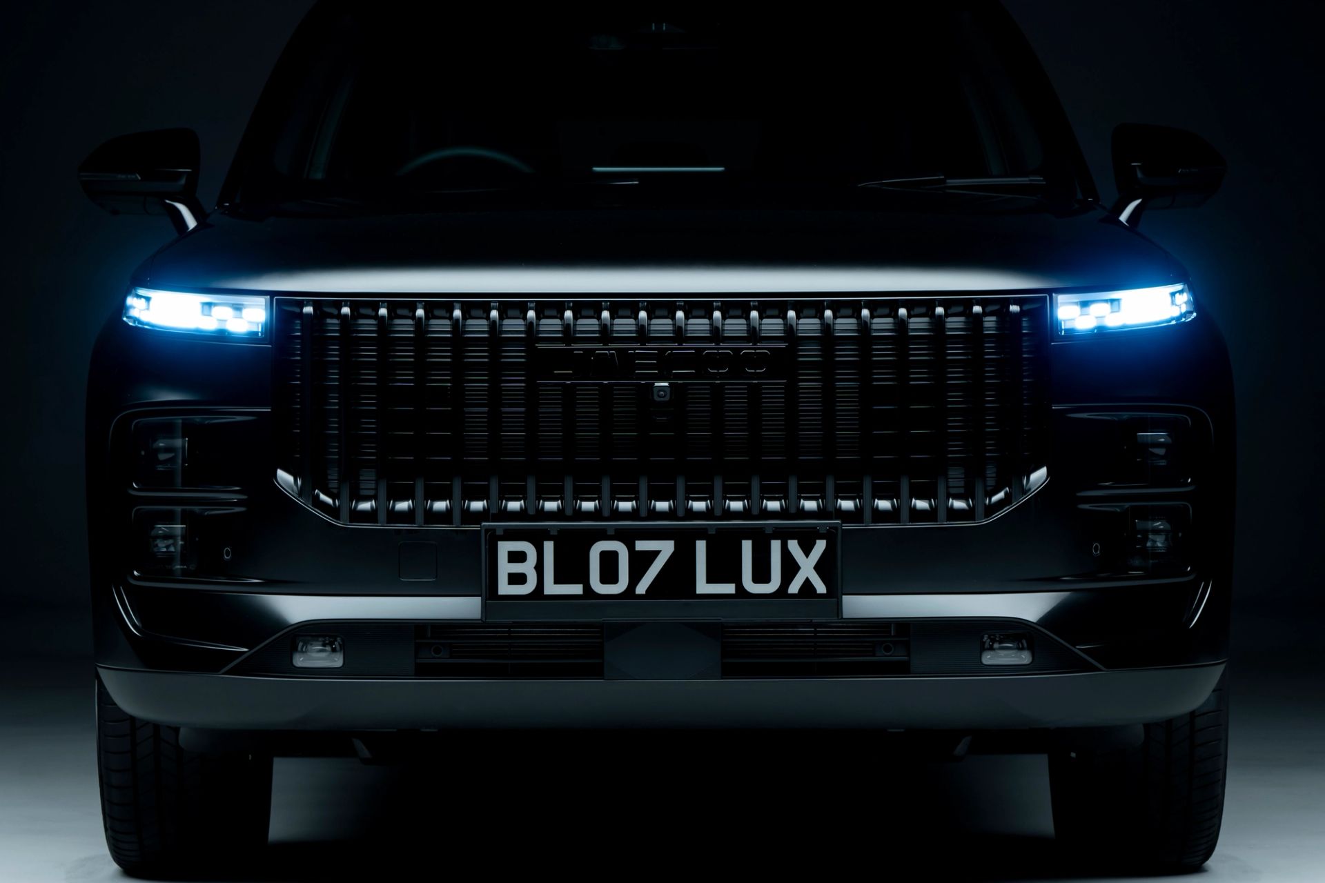JAECOO 7 Black Luxury head-on in the dark