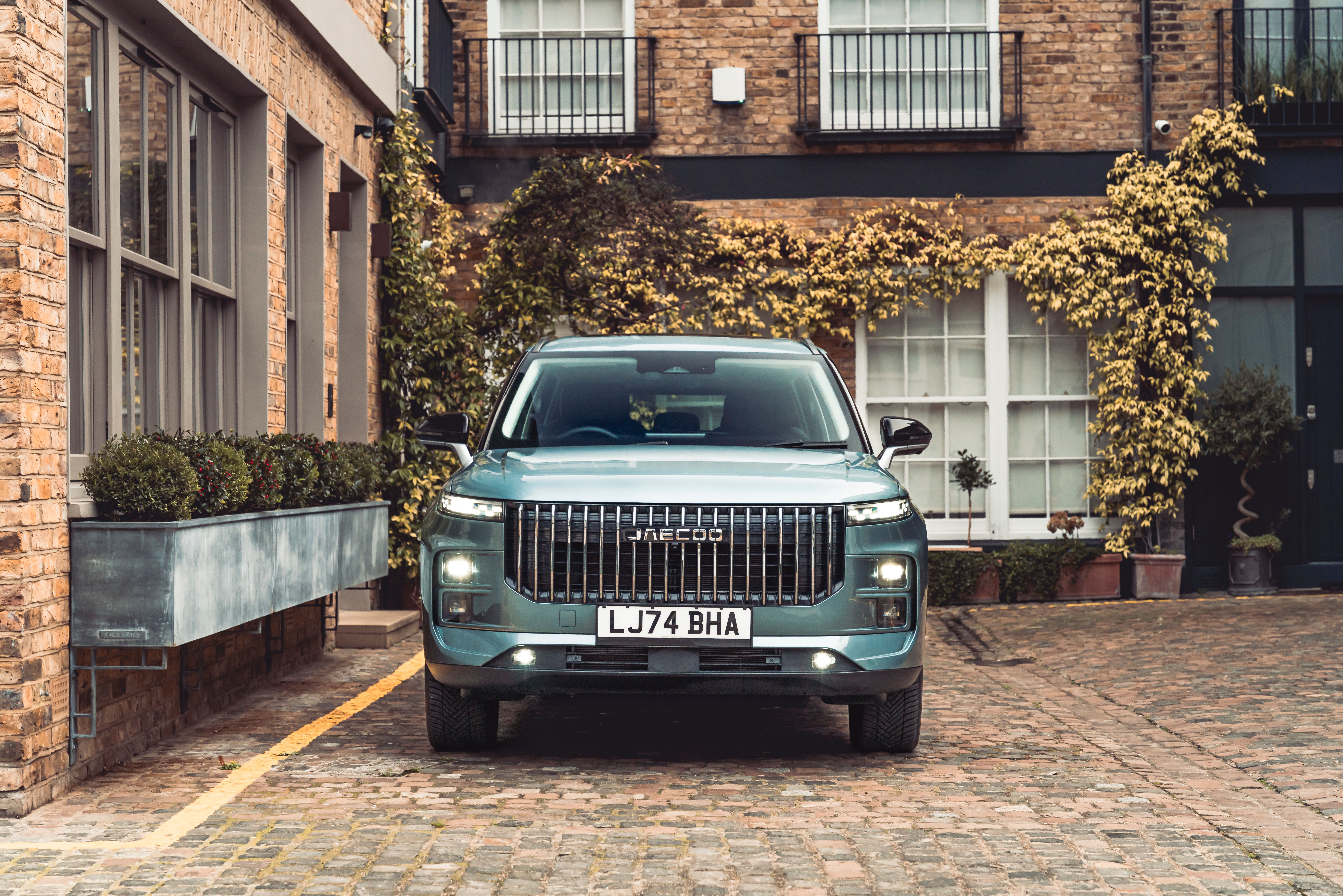 JAECOO 7 in Pearl Silver parked in a brick mews courtyard